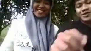 indonesia-cewek jilbab ciuman sama pacar