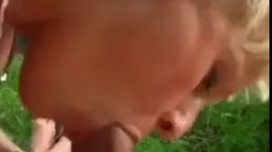 Blonde MILF Genießt 2 Cocks Im Freien