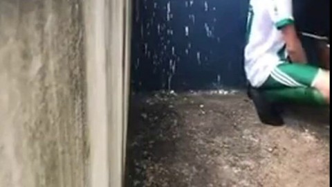 Pompino tra calciatori dopo l'allenamento