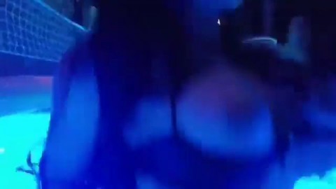 Giselle Montes folla en la piscina parte 2