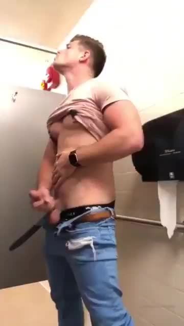 Guapo musculoso se masturba en el baño 
