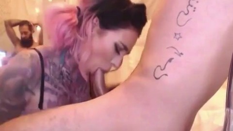 Tattooed chick gives mind-blowing head to her lucky man