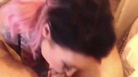 Tattooed chick gives mind-blowing head to her lucky man