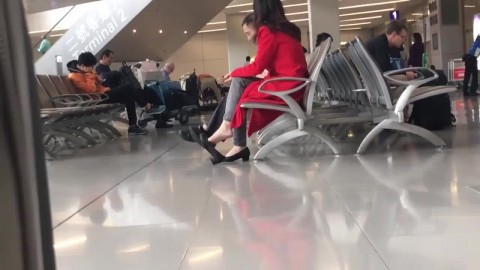 Cams4free.net - Chinese Woman Dangling at Airport