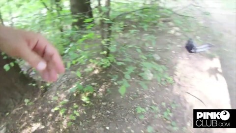 POV di Christian Clay con l'esibizionista Misha Maver in un bosco