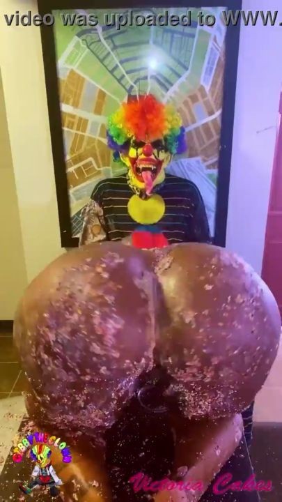 Victoria Cakes give Gibby The Clown a great birthday present