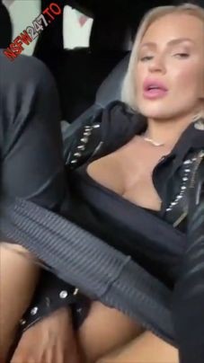 LaynaBoo in Car Pussy Play Onlyfans 