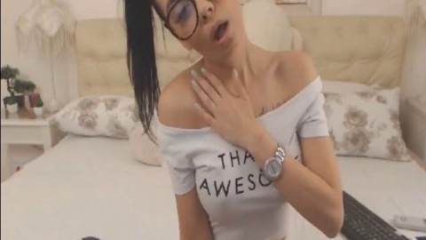 Nerdy Babe Plays her Clit on Webcam