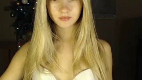 Blondi teen show her little tits