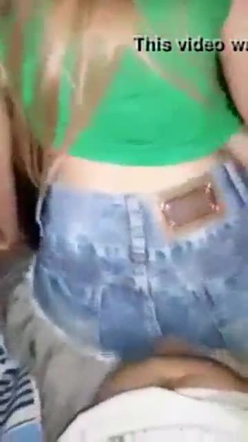 Rubia teniendo sexo con ropa