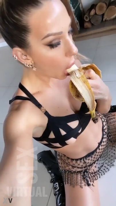 Noelia marzol y la banana