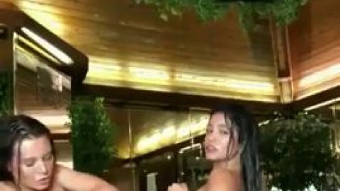 Lana rhodes coge con su amiga en hotel