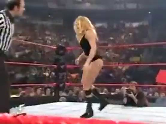 Stephanie McMahon vs Trish Stratus No Way Out 2001.