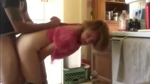 Sexo rapido en la cocina con un ama de casa