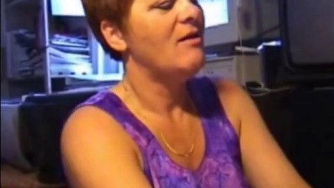 Svenska farmor Ewa suger på mig till ansiktsbehandling