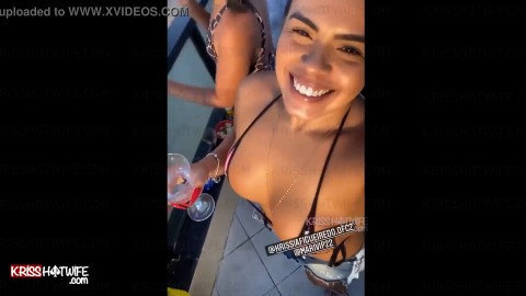 Kriss Hotwife e Amiga Na Piscina do Hotel de Micro Biquíni Bem Safadas