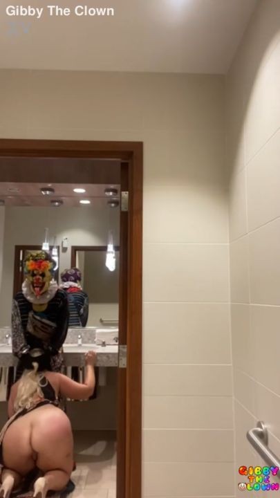 Lila Lovely takes a bathroom break with Gibby The Clown