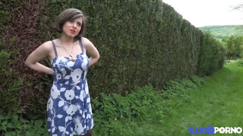 Elena, 19 ans, se fait sodomiser dans le jardin de ses parents