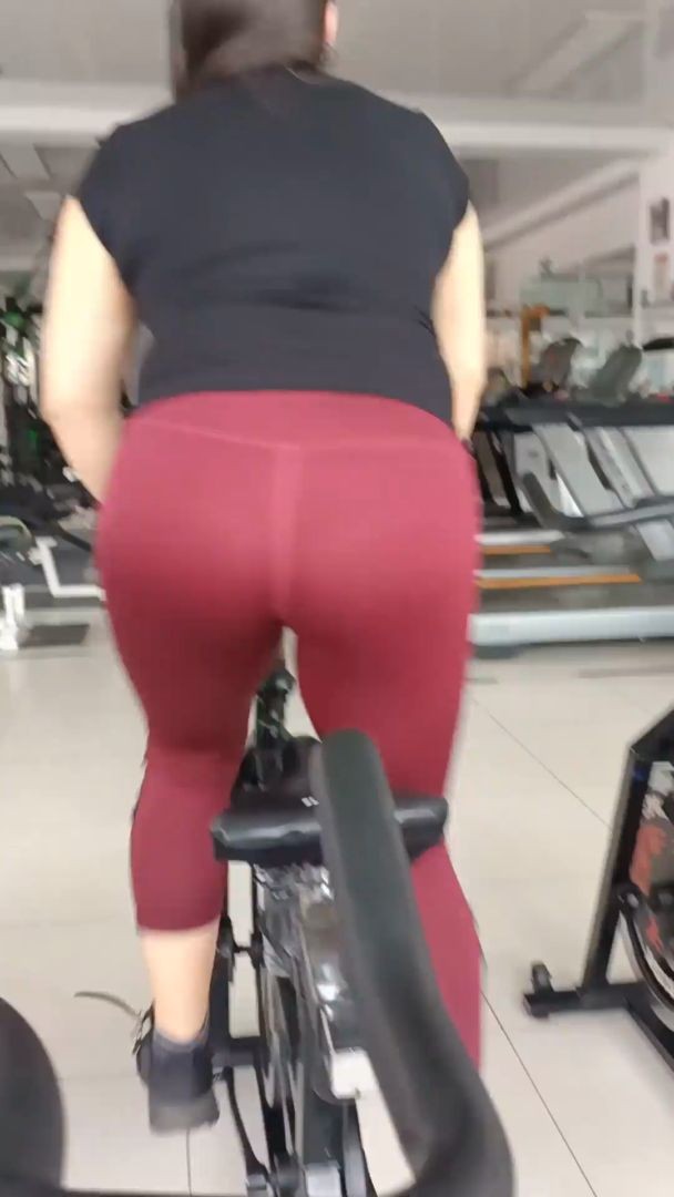 Grabo A La Esposa Puta De Mi Jefe En El GyM La Llevo A Casa Y Me Enseña Su Ropa Interior Mojada Hago Que Pruebe Su Cum Y Me Cab