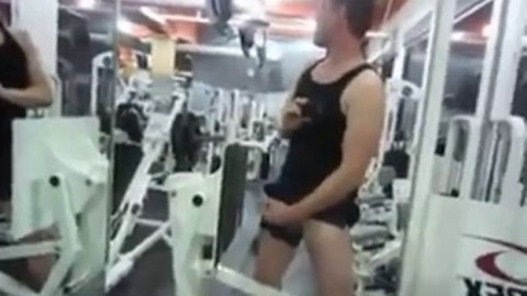 masturbandose en el gym