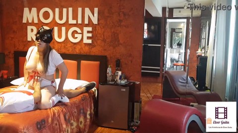 Pareja Peruana con camiseta de Perú jugando su partido en el Hotel