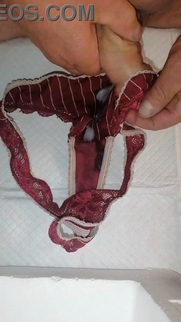 Die Leiharbeiterin kam von hinten, Ã¶ffnete meine Hose, hob meinen Schwanz hoch und klemmte mir etwas an die Eier. Unglaublich i