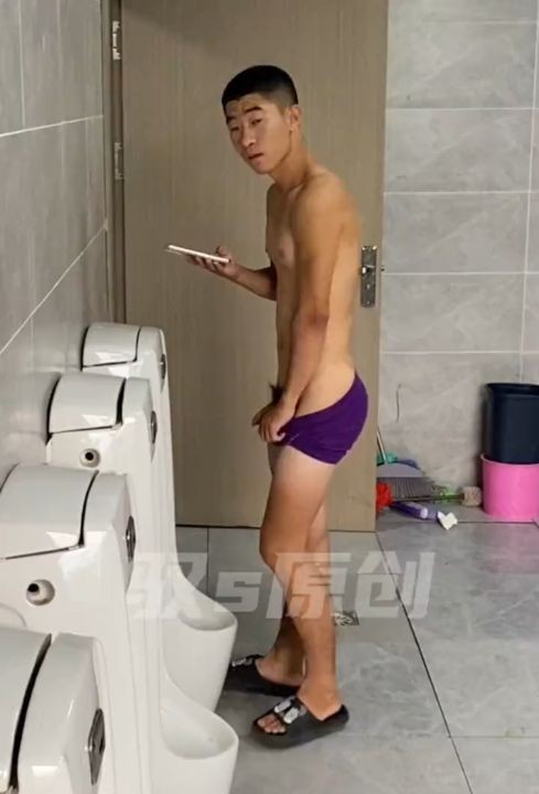 A male student is pissing in the toilet 6.