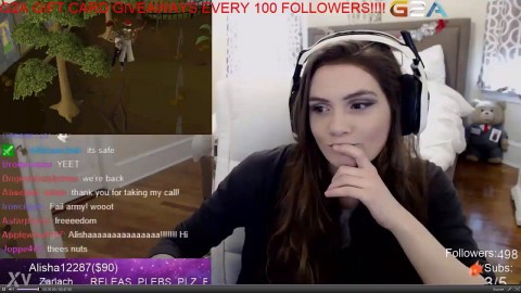 Streamer accidently shows porn on screen