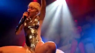 Miley Cyrus amateur blonde dancing on stage