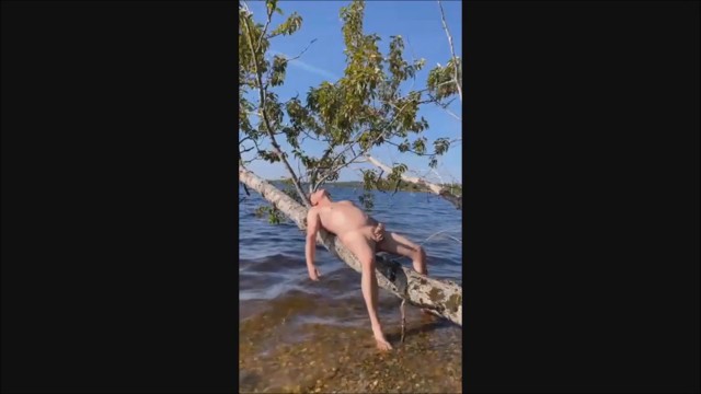 Dom Rod est nu au lac et se fait plaisir en solitaire