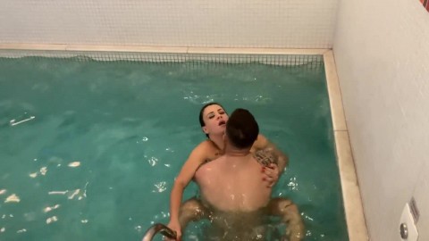 couple fucking in the pool until the husband comes in his girl's mouth