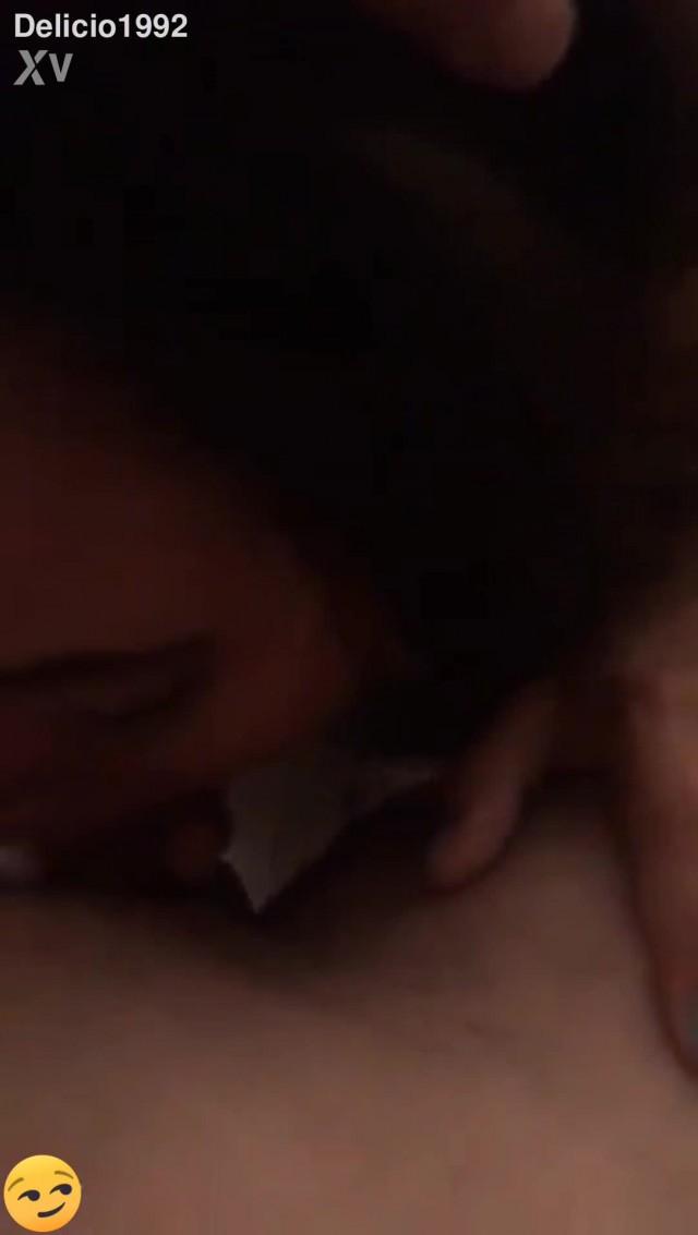 Duas novinhas bissexuais da faculdade de São Bernardo do campo mamando e se deliciando com o sortudo, Video completo no Red