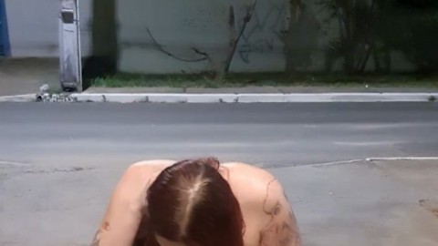 Ariela trans mijando na rua com castidade peniana