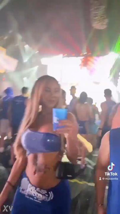 Anitta Ferreira trans piranhona dançando bem Puta na boate chamando homem pra meter a rola no cuzão dela