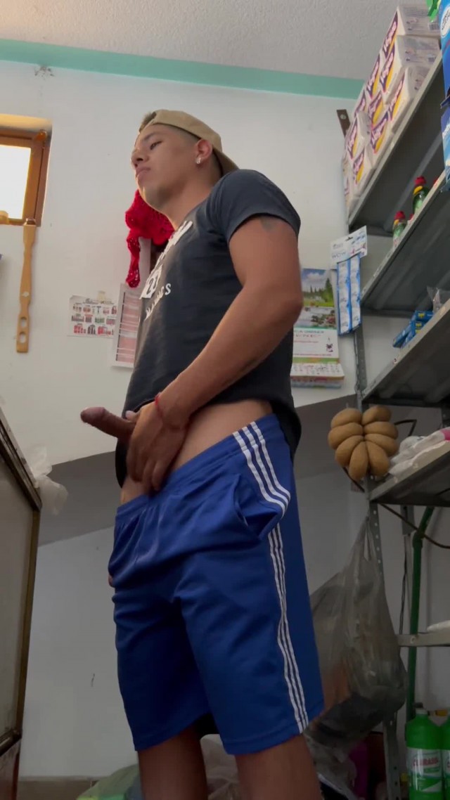 Joven mexicano se masturba en una tienda de abarrotes