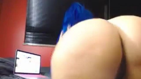 Webcam girl shaking her ass