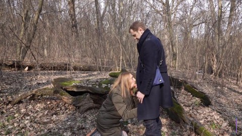Pretty girl made a sweet quick blowjob in the woods on the first date