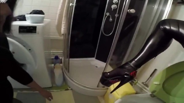 Kinky Crossdresser's Pissing Fun