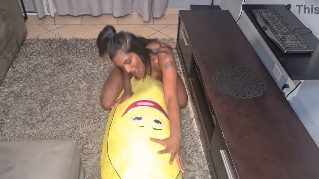 Tattooed desi slut humps a big banana, close ups