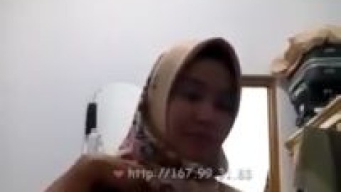 Jilbab coklat pamer tetek live