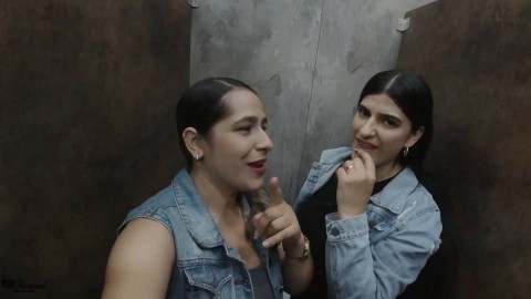 Lesbianas cachondas se divierten en un baÃ±o del centro comercial en CÃºcuta Colombia HISTORIA COMPLETA xhamter