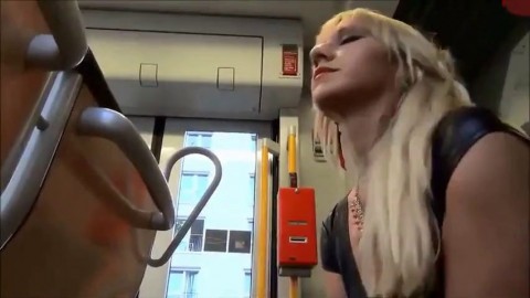 Blondes deutsches Luder in Lack gibt einen Handjob