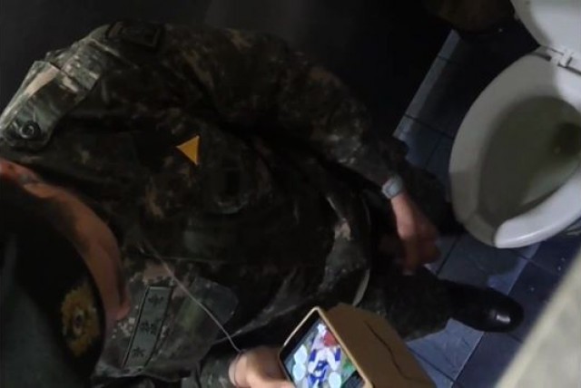 偷拍实录～寂寞难耐的韩国兵哥哥躲在厕所打飞机被偷拍！LovingMAN_5