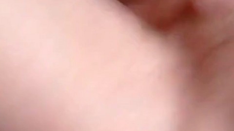 Oma befriedigt sich selbst mit einem Dildo