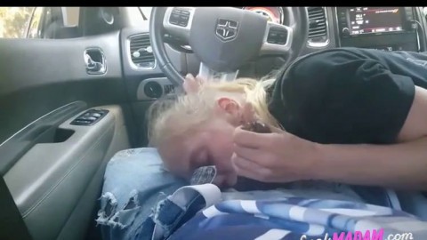 AMATEUR BLONDE SUCKING A BIG BLACK COCK IN A CAR