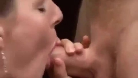 Deutscher Amateur mit großem Arsch und Titten im öffentlichen Wald cremigiert