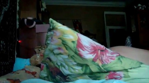 Russian babe Tanya's orgasmic webcam show at home