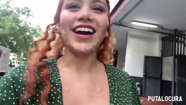 Le llenan la cara de semen y baja a la calle como si nada