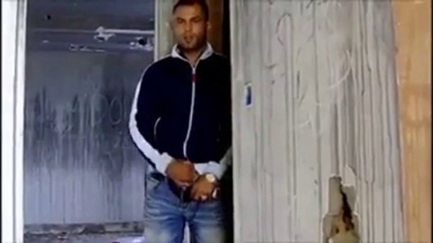 Espiando um macho latino amador se masturbando até o orgasmo