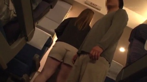 Chica rubia de Los Ãngeles follada frente a su novio en el aviÃ³n Video Porno - SpankBang